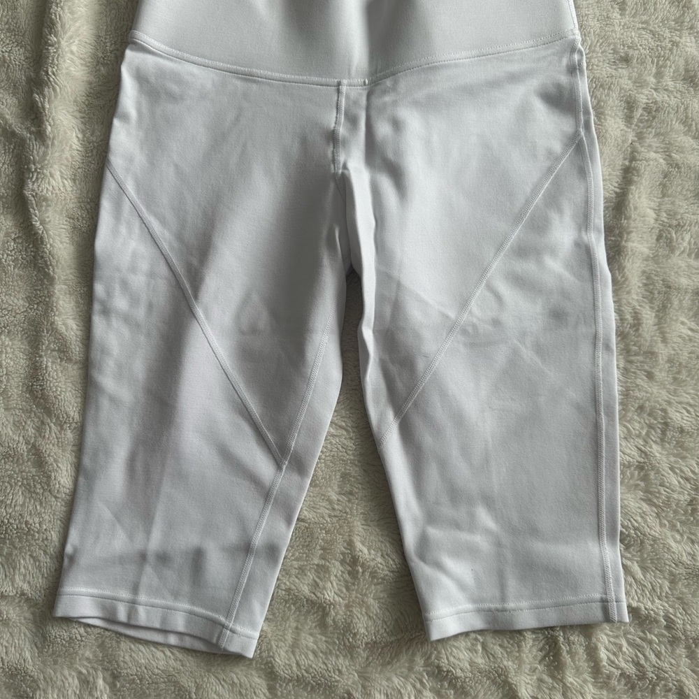 Women's White 3/4 length pant.